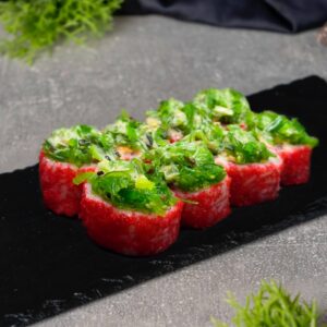 Ролл с креветкой и чукой